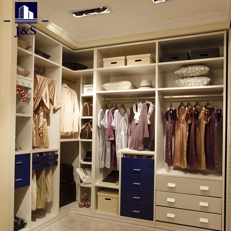Tá seasamh an wardrobe mícheart, is cuma cé chomh mór é, is dramhaíl é!