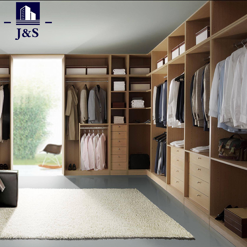 Iad siúd eolas faoi shaincheapadh wardrobe