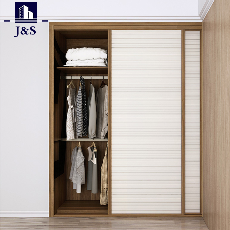 An bhfuil an wardrobe sa bhalla praiticiúil?