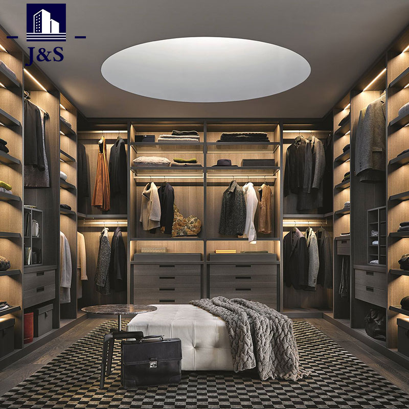 Cad iad na buntáistí suntasacha a bhaineann le closet siúil isteach?